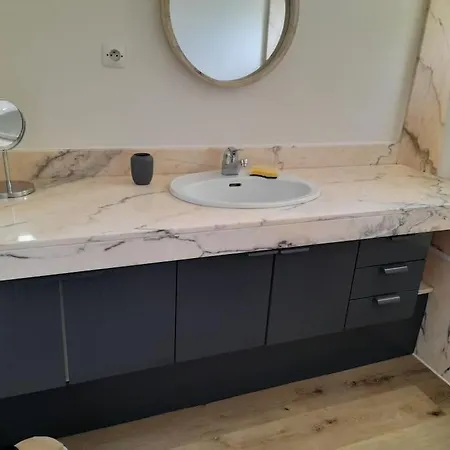 Du Louvanto بيت للعطل *